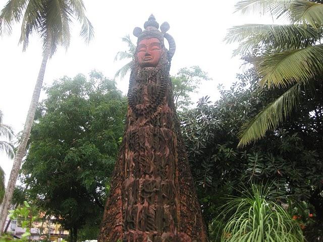 Giant Statues of Maraprabhu and Guruyaur Kesavan